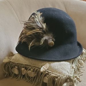 Jessica Simpson wool hat with decorative feather.